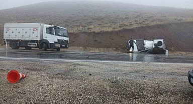 Karayazı'da yoğun sis ve yağış altında kaza: 2 sürücü yaralandı