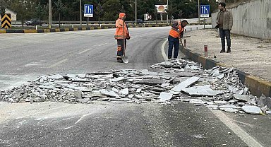 Karayoluna mermer parçalarını düşüren tır sürücüsüne para cezası