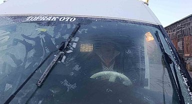 Kars eksi 6'yı gördü, araçların camları buz tuttu