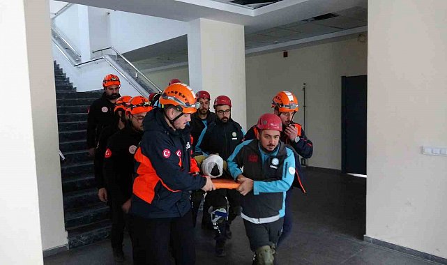 Kars'ta afet tatbikatı gerçeğini aratmadı: Minikler güvenli alanlara koştu