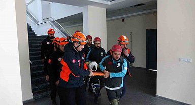 Kars'ta afet tatbikatı gerçeğini aratmadı: Minikler güvenli alanlara koştu