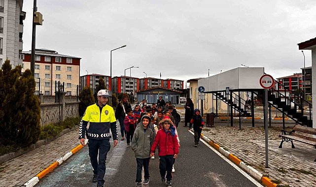 Kars'ta miniklere trafik dersi: Öğrenciler kuralları uygulamalı öğrendi