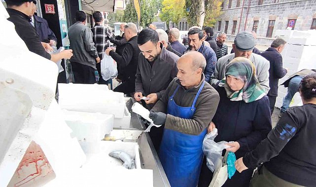 Kars'ta palamut yoğunluğu: Tanesi 50 liradan satıldı, balıkçılarda kuyruk oluştu
