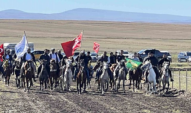 Kars'ta rahvan atlar nefes kesti: Geleneksel yarışlara yoğun ilgi