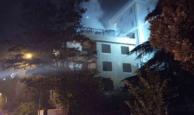 Kartal'da metruk binanın çatısı alev alev yandı