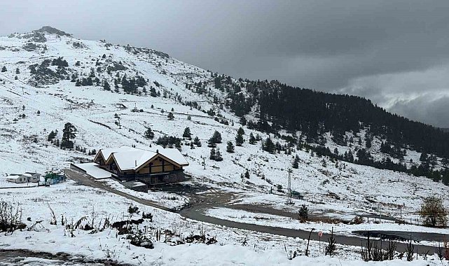 Kartalkaya'da kar yağışı aralıklarla etkisini sürdürüyor