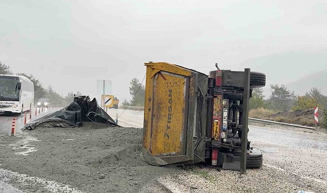 Kastamonu'da devrilen hafriyat kamyonunun sürücüsü yaralandı