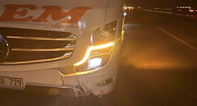 Kastamonu'da otomobil önce bariyerlere, sonra otobüse çarptı: 2 yaralı