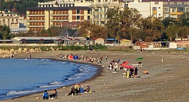 Kastamonu'da vatandaşlar yazdan kalma günün tadını sahilde çıkardı