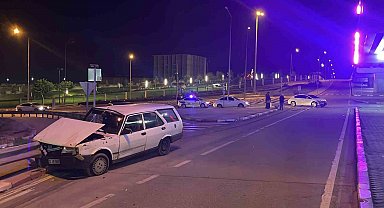 Kavşakta çarpışan otomobillerden biri bariyerlere çarparak durabildi: 2 yaralı