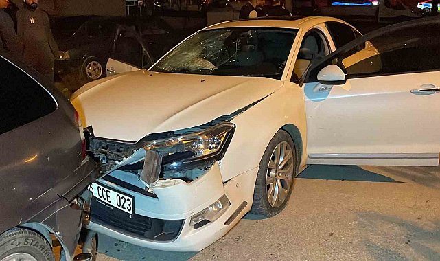 Kavşaktaki kaza kamerada: 2'si ağır 3 kişi yaralandı