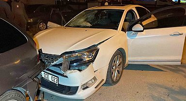 Kavşaktaki kaza kamerada: 2'si ağır 3 kişi yaralandı
