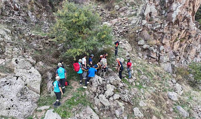 Kayalıklardan dere yatağına düşen şahıs kurtarıldı