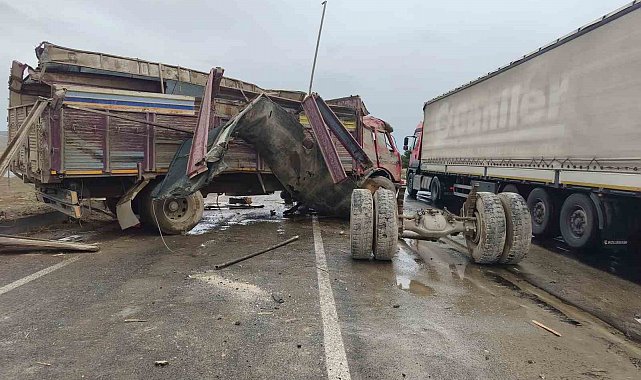Kayganlaşan yolda kamyon karşı şeride geçti, sürücü yaralandı
