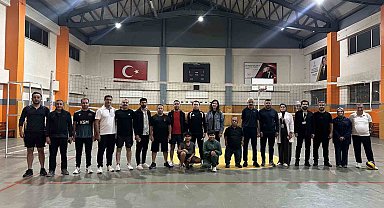 Kaymakam Hülür ve kurum müdürleri voleybol maçında buluştu