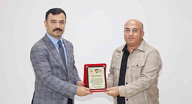 Kaymakam Soysal'dan İHA muhabirine plaket
