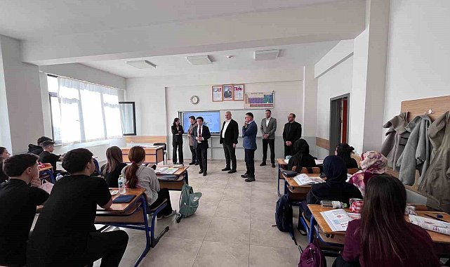 Kaymakam ve başkan öğrencilerle buluştu