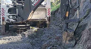 Kaynaşlı'da tıkanan su tahliye kanalları ve menfezler temizlendi
