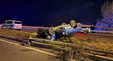 Kayseri'de aydınlatma direğine çarpan otomobil takla attı: 2 ağır yaralı