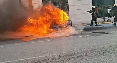 Kayseri'de elektrikli otomobil alev alev yandı
