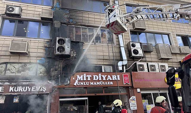 Kayseri'de işyerinde çıkan yangına, itfaiye ekipleri müdahale ediyor