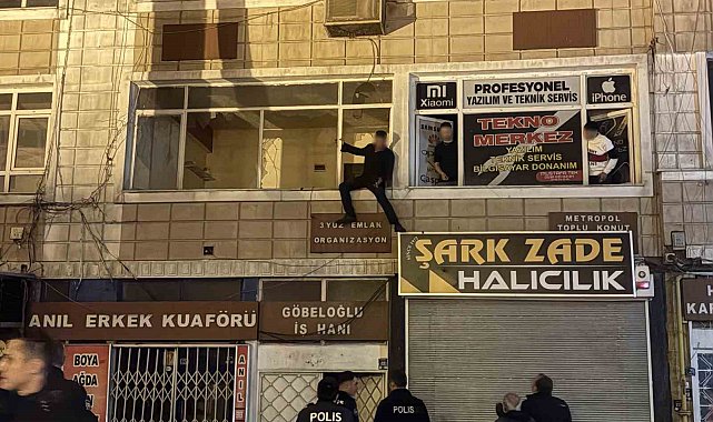 Kayseri'de kendine zarar veren şahsı, polis ekipleri zor kullanarak kurtardı