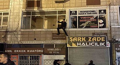 Kayseri'de kendine zarar veren şahsı, polis ekipleri zor kullanarak kurtardı