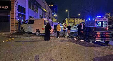 Kayseri'de otomobille çarpışan minibüs dükkana daldı: 2 yaralı