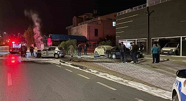 Kayseri'de park halindeki 3 araca çarpan otomobil, alev aldı: 2 yaralı