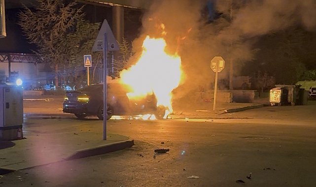 Kayseri'de park halindeki otomobile ve ağaca çarpan otomobil alev aldı: 1'i ağır, 2 yaralı