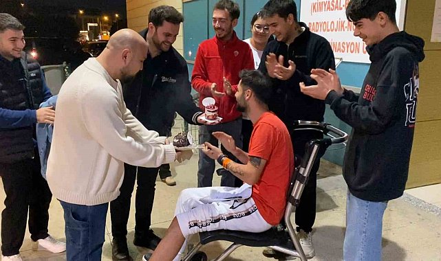 Kaza geçirdi, hastanede doğum günü pastası kesti