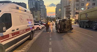 Kaza yapan minibüs park halindeki otomobile çarpıp yan yattı