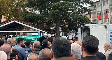 Kazada hayatını kaybeden 2 kişi son yolculuğuna uğurlandı