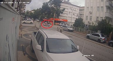 Kazadan 3 saniye önce bebek arabasıyla bölgeden geçen yaya kıl payı kurtuldu