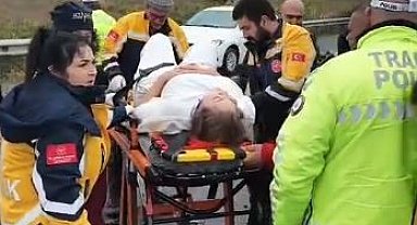 Kazaya denk gelen doktor, yaralı sürücünün yardımına koştu