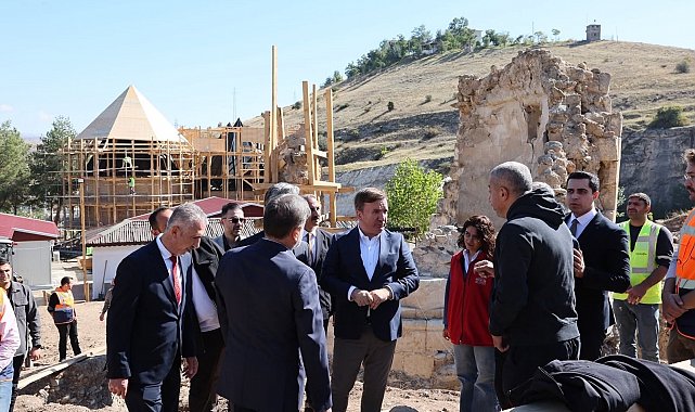 Kemah Sultan Melik Türbesi'ndeki restorasyon çalışmaları incelendi