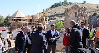 Kemah Sultan Melik Türbesi'ndeki restorasyon çalışmaları incelendi