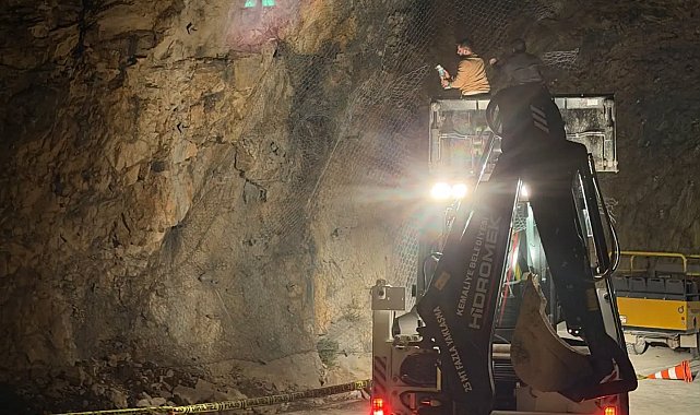 Kemaliye Taş Yolu'nda kaya düşmesine müdahale edildi