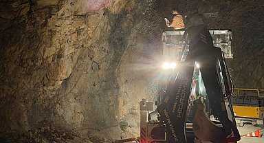 Kemaliye Taş Yolu'nda kaya düşmesine müdahale edildi