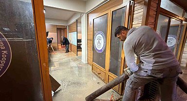 Kemaliye'de dolu ve sağanak nedeniyle heyelan ve su baskınları yaşandı