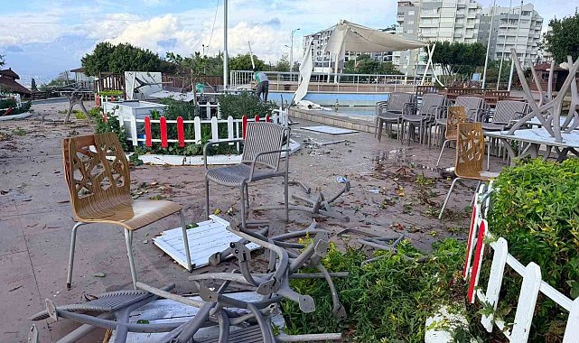 Kepez'de hortum felaketinin izleri siliniyor