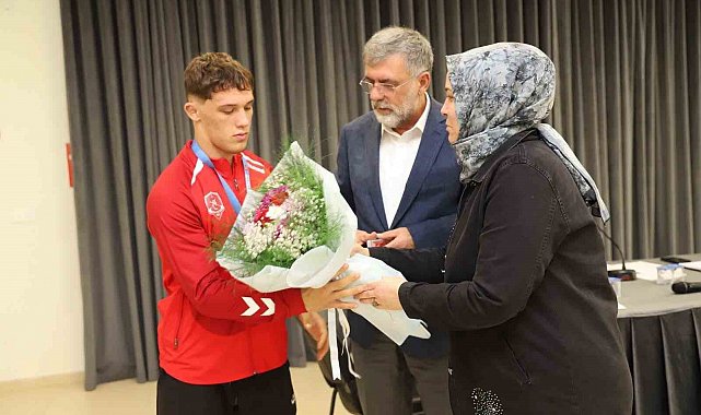 Kepsut'un genç pehlivanı İsmet Emir'e Başkan Cankul'dan tebrik