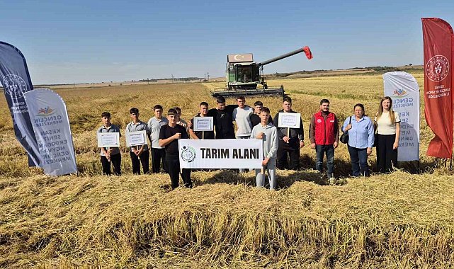 Keşan'da gençler çeltik hasadını yerinde deneyimledi