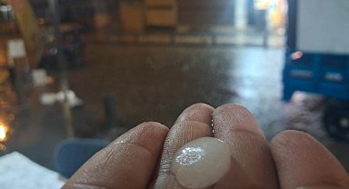 Kilis'te aniden bastıran dolu yolları beyaza bürüdü