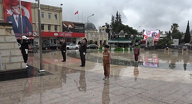 Kilis'te askerleri örnek alan çocuktan yürekleri ısıtan görüntü
