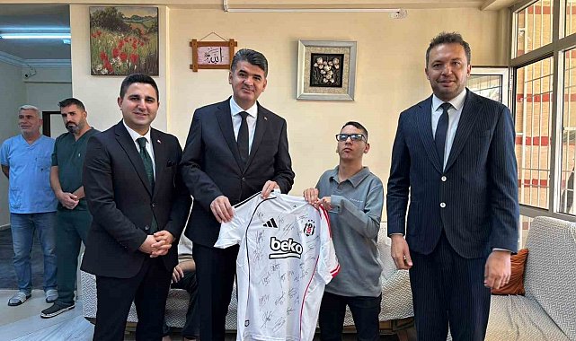 Kilis'te Beşiktaş sevdalısı Metin'e imzalı forma hediye edildi