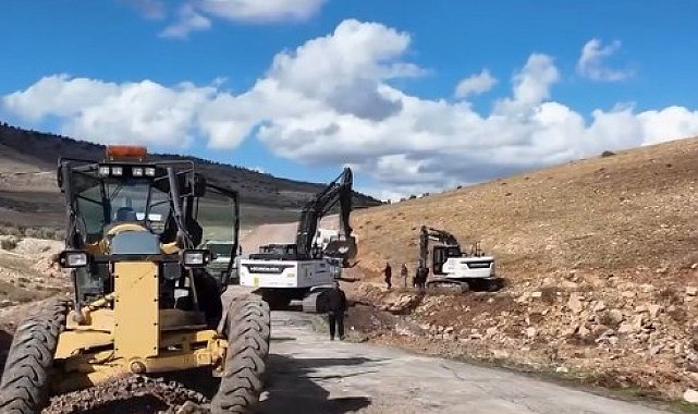 Kilis'te köy yollarında asfalt ve genişletme çalışmaları sürüyor