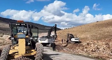 Kilis'te köy yollarında asfalt ve genişletme çalışmaları sürüyor