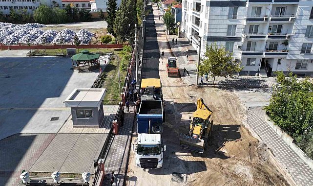 Kırkağaç'ta 1 kilometrelik yola 4 bin ton sıcak asfalt