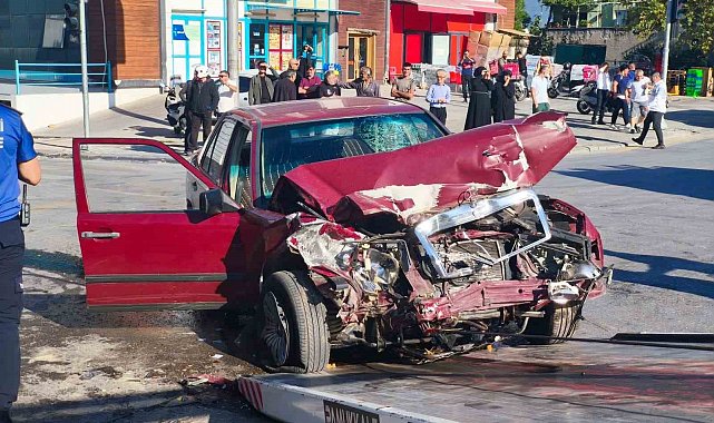 Kırmızı ışık ihlali yapan otomobil, halk otobüsüne çarptı: 2 yaralı